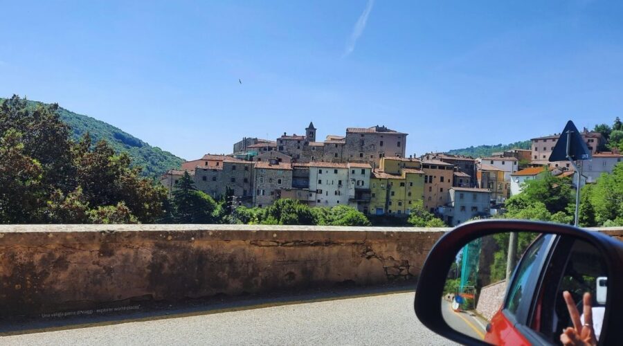 Itinerario tra i borghi medievali della Toscana: on the road tra la Val di Cornia e le Colline Metallifere vista panoramica del borgo medievale di Sassetta