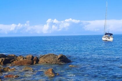 Isola d'Elba spiaggia di Marciana Marina con barca a vela