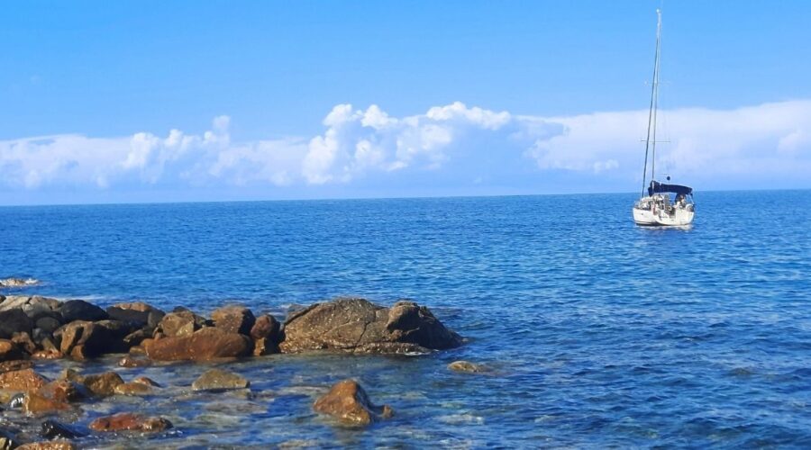 Isola d'Elba spiaggia di Marciana Marina con barca a vela