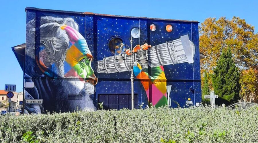 Kobra é arrivato a Pisa: osservando l'Universo con Galileo e la Torre Pendente Kobra street artist brasiliano, omaggia Pisa, con la sua nuova opera di street art