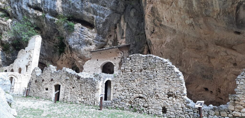 Gole di Fara San Martino: resti dell'antica Abbazia di San Martino in Valle