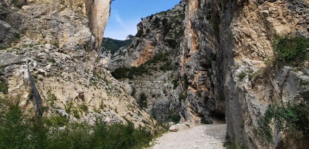 Sentiero per raggiungere le Gole di Fara San Martino