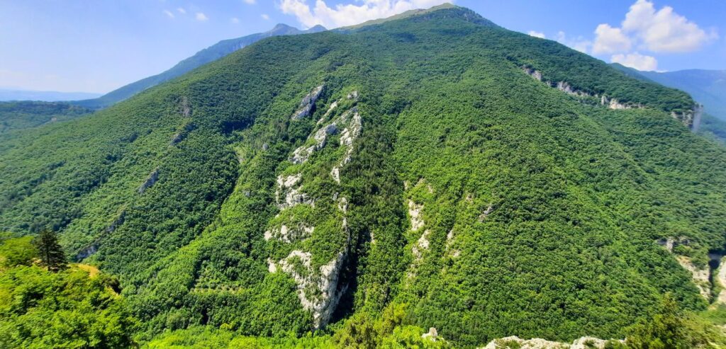 Cosa fare a Pennapiedimonte: lo spettacolare balcone della Majella conosciuto come la "Matera d’Abruzzo" Pennapiedimonte significa letteralmente: "Ai piedi del monte".