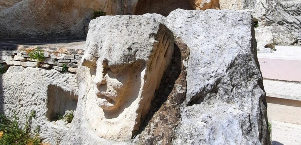 Cosa fare a Pennapiedimonte: lo spettacolare balcone della Majella conosciuto come la "Matera d’Abruzzo" Pennapiedimonte - il borgo delle facce scolpite nella roccia
