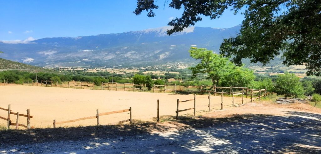 Capestrano è considerato un balcone naturale sulla Valle del Tirino