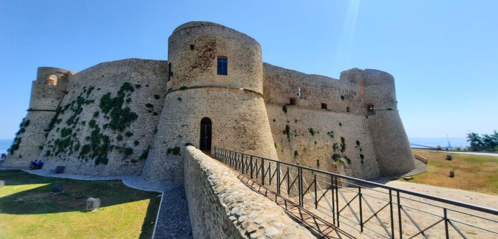 Costa dei Trabocchi: un weekend per scoprirla fuori stagione Castello di Ortona sulla Costa dei Trabocchi