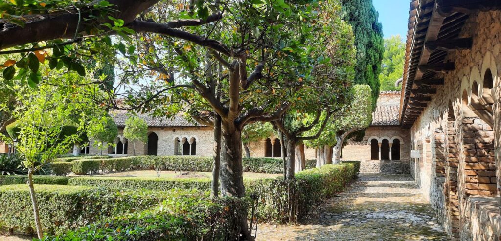 Costa dei Trabocchi: un weekend per scoprirla fuori stagione Chiostro dell'Abbazia di San Giovanni in Venere
