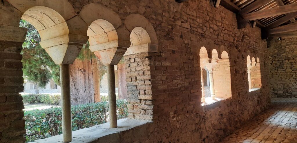 Costa dei Trabocchi: un weekend per scoprirla fuori stagione Chiostro in pietra dell'Abbazia di San Giovanni in Venere