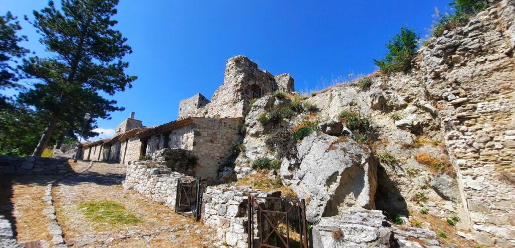 Costa dei Trabocchi: un weekend per scoprirla fuori stagione Gessopalena il borgo fantasma