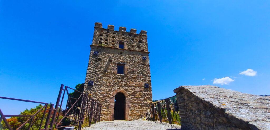 Costa dei Trabocchi: un weekend per scoprirla fuori stagione Torre del castello di Roccascalegna