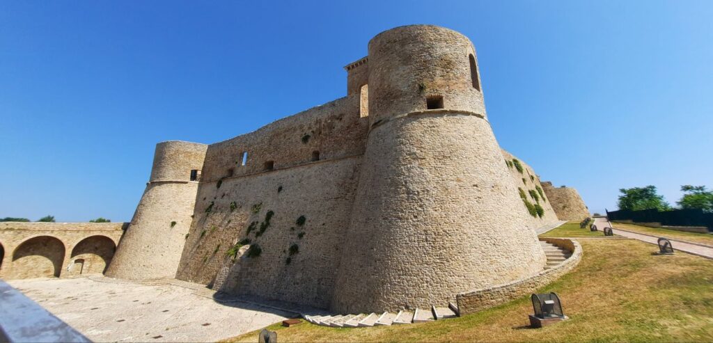 Costa dei Trabocchi: un weekend per scoprirla fuori stagione Torrioni del Castello di Ortona sulla Costa dei Trabocchi