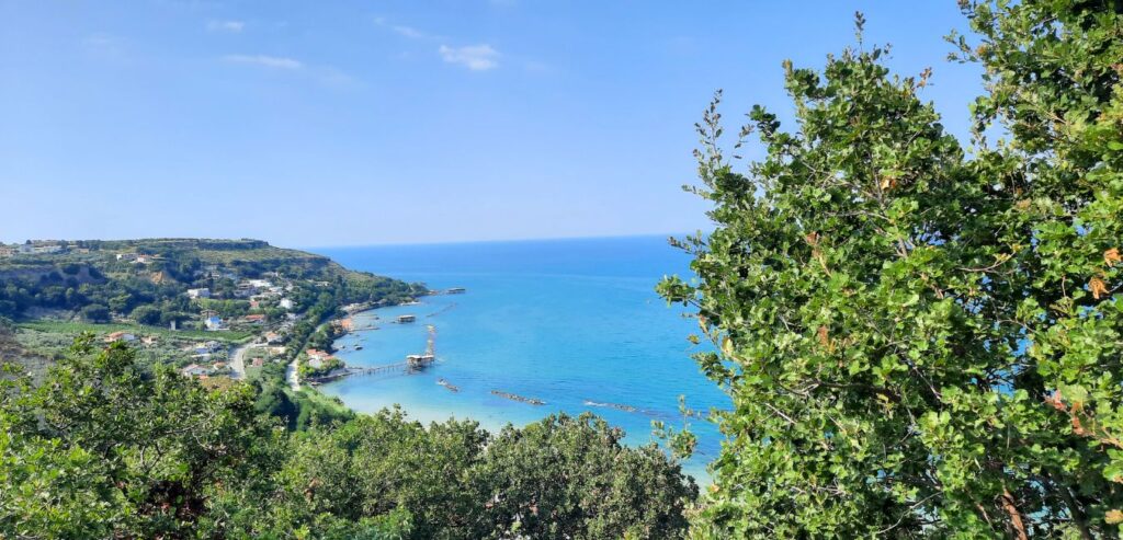Costa dei Trabocchi: un weekend per scoprirla fuori stagione Vista panoramica sulla Costa dei Trabocchi dall'Abbazia di San Giovanni in Venere