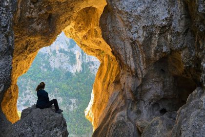 Trekking nelle Marche: tra grotte, passi selvaggi e panorami che sorprendono Trekking nelle Marche: tra grotte, passi selvaggi e panorami che sorprendono
