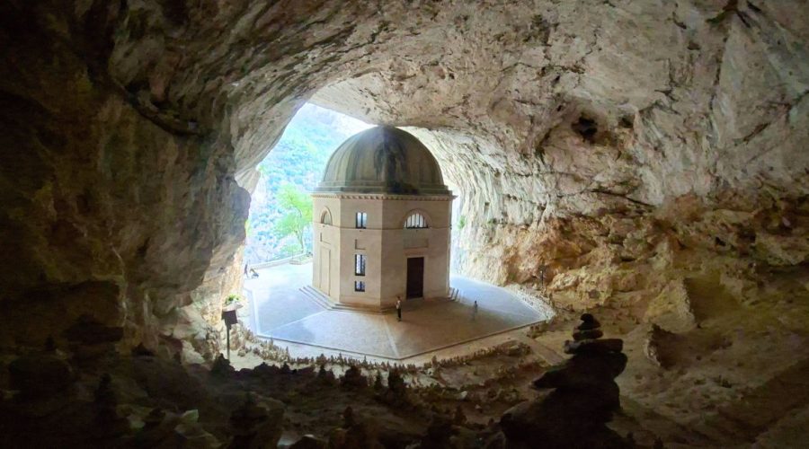 Tempio del Valadier: un luogo unico, fatto di silenzio e spiritualità, nel cuore delle Marche Tempio del Valadier: un luogo di silenzio, nel cuore delle Marche