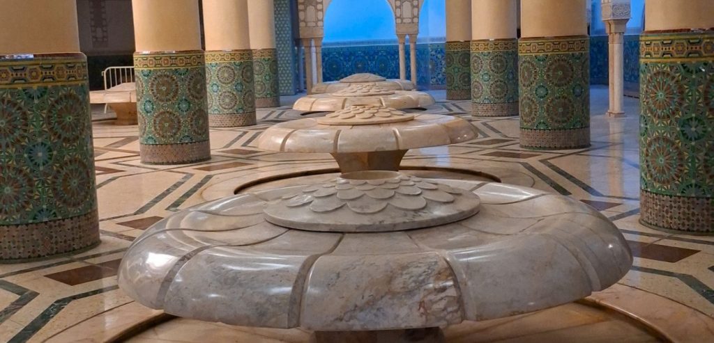 Fontane a fiore i Loto nella Moschea di Hassan II a Casablanca