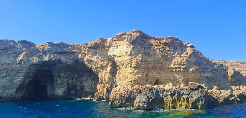 L'isola, quasi completamente disabitata, custodisce grotte marine, archi naturali e una costa selvaggia modellata dal vento e dal mare.
