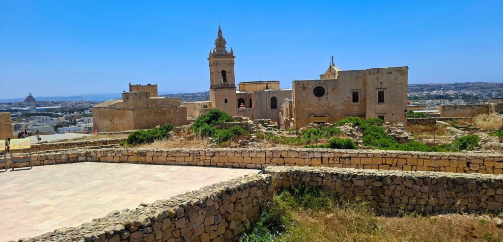 Victoria, conosciuta anche come Rabat, dominata dalla maestosa Cittadella.